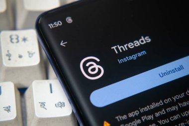 Dhaka, Bangladeş 07 Aralık 2025: Uygulama logosu ekranda görülüyor. Meta Platformlarının yeni uygulaması Twitter yarışmacısı.