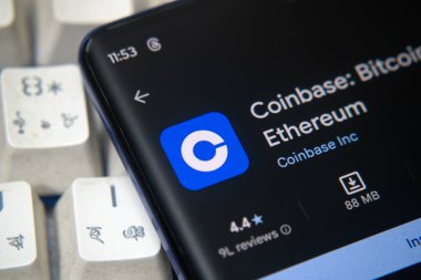 Dhaka, Bangladeş 26 Aralık 2025: Bir ticaret ekranı kurulumu önündeki akıllı telefondaki bozuk para üssü logosu.