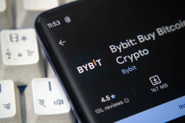 Dhaka, Bangladeş 26 Aralık 2025: Bitcoin kapaklı bir ekran akıllı telefonunda Bybit logo mobil uygulaması. Bybit bir kripto para değişimi.