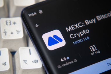 Dhaka, Bangladeş 26 Aralık 2025: Mavi bir yüzeyde, bir akıllı telefon Google Play Store içinde MEXC uygulamasını gösterir.
