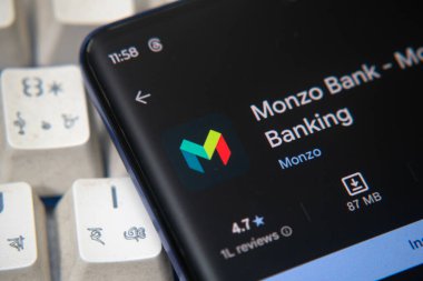 Dhaka, Bangladeş 07 Aralık 2025: Monzo Bank - Mobil Bankacılık uygulaması akıllı telefon ekranında gösterildi, uygulamayı Google Play Store 'dan yükleme seçeneklerini gösteriyor.