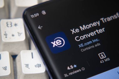 Dhaka, Bangladeş 07 Aralık 2025: Bir android Google Play Store üzerinde XE Para Birimi Dönüştürücü ve Değişim Oranı Hesaplayıcı uygulaması.