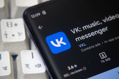 Dhaka, Bangladeş 07 Aralık 2025: Google Playstore 'dan VK uygulaması akıllı telefon ekranında gösteriliyor.