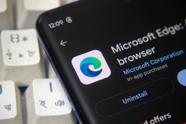 Dhaka, Bangladeş 26 Aralık 2025: Mikrosoft kenarının logosu akıllı telefon ekranında gösteriliyor.
