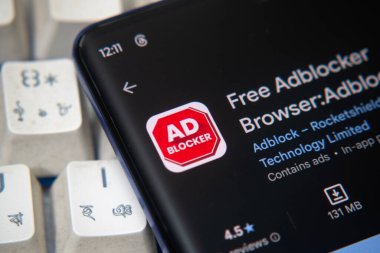 Dhaka, Bangladeş 26 Aralık 2025: Adblock Plus ile Safari mobil uygulamasının reklamları engellemesi için uygulama mağazası