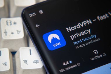 Dhaka, Bangladeş 07 Aralık 2025: Koyu mermer taştan arka planda siyah bir cep telefonunun logosu olan NordVPN uygulaması fırlatma ekranı. Üst görünüm düzlüğü kopyalama alanı ile yatıyordu.