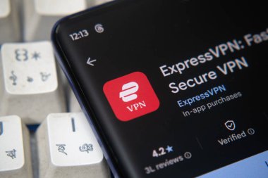 Dhaka, Bangladeş 07 Aralık 2025: Ekspres VPN uygulama oyun mağazası sayfası, ahşap arka planda siyah bir cep telefonu görüntüsü. Üst görünüm düzlüğü kopyalama alanı ile yatıyordu.