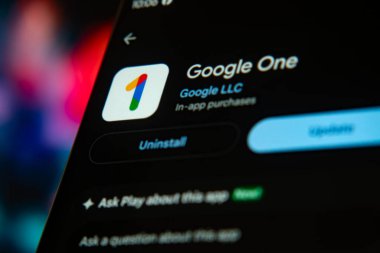 Dhaka, Bangladeş 26 Aralık 2025: Akıllı telefondan Google One uygulaması. Google 1, Google tarafından geliştirilen ve genişletilmiş bulut depolama hizmeti sunan bir abonelik hizmetidir..