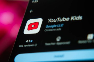 Dhaka, Bangladeş 27 Kasım 2025: YouTube Çocuk uygulaması pembe bulanık arkaplanlı bir akıllı telefon ekranında görüntülendi