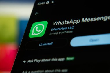 Dhaka, Bangladeş 07 Aralık 2025: Yüzeyde WhatsApp logosunu gösteren akıllı telefon.