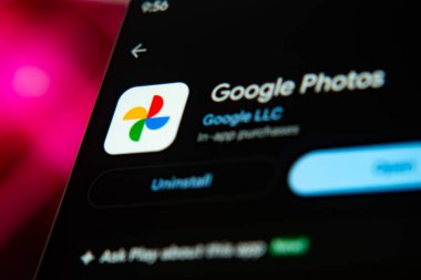 Dhaka, Bangladeş 26 Aralık 2025: Google Playstore 'daki Google fotoğraf uygulaması akıllı telefon ekranında gösteriliyor.