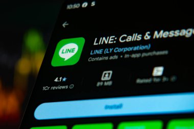 Dhaka, Bangladeş 26 Aralık 2025: Bir iPhone 'da LINE uygulama simgesi görülüyor. Line, bir Japon internet şirketi olan LY Corporation tarafından işletilen elektronik cihazlarda anlık iletişim için ücretsiz yazılım uygulaması..