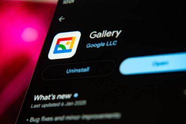 Dhaka, Bangladeş 26 Aralık 2025: Google Gallery Alphabet App Product Software on Mobile Phone Screen Play Store