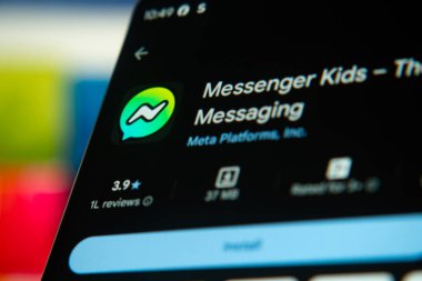 Dhaka, Bangladeş 26 Aralık 2025 Google Playstore 'dan ulak çocuk uygulaması akıllı telefon ekranında gösteriliyor.