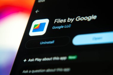 Dhaka, Bangladeş 26 Aralık 2025: Telefon ekranı resmi üzerindeki Google dosya logosu.