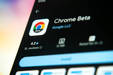 Dhaka, Bangladeş 26 Aralık 2025: Google Playstore 'dan Google Chrome Beta uygulaması bir akıllı telefon ekranında gösteriliyor.