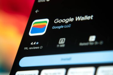 Dhaka, Bangladeş 26 Aralık 2025: Google Play Store 'daki Google Cüzdan uygulama simgesi arkaplan olarak dizüstü bilgisayarı olan bir tablet üzerinde