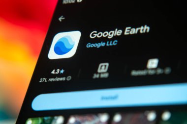 Dhaka, Bangladeş 26 Aralık 2025: Telefon ekranında Google Earth logosu.