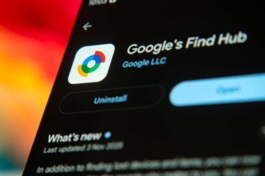 Dhaka, Bangladeş 26 Aralık 2025: Google 'ın akıllı telefondaki güncelleme seçeneğini gösteren Bul Hub uygulaması