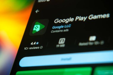 Dhaka, Bangladeş 26 Aralık 2025: Google Play Games uygulama logosu arka plan olarak dizüstü bilgisayarı olan bir tablet üzerinde Google Play Store