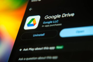 Dhaka, Bangladeş 26 Aralık 2025: Google sürücünün uygulaması akıllı telefon ekranında görüntülenir ve web sitesi google sürücüsü arka plandaki bir bilgisayar ekranında görünür.