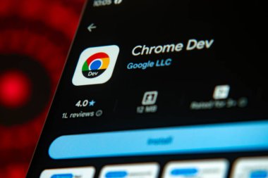 Dhaka, Bangladeş 26 Aralık 2025: Google Play Store 'daki Chrome Dev uygulama logosu arka plan olarak dizüstü bilgisayarı olan bir tablet üzerinde