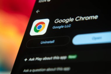 Dhaka, Bangladeş 26 Aralık 2025: Google Chrome tarafından akıllı telefon ekranında Google Chrome tarafından arkaplanda bir monitörde şirketin web sitesi görüntülendi.