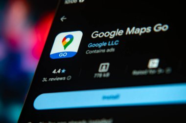 Dhaka, Bangladeş 26 Aralık 2025: Google Haritalar Google Playstore 'daki uygulamalar akıllı telefon ekranında gösteriliyor.