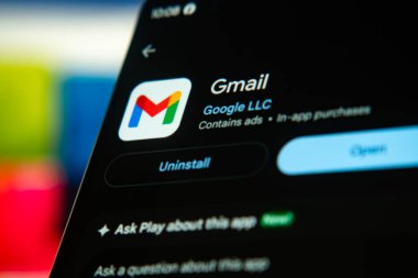Dhaka, Bangladeş 26 Aralık 2025: iPhone 'da Gmail Uygulama Mağazası listelenmesi e-posta iletişimini ve üretkenliği vurguluyor.