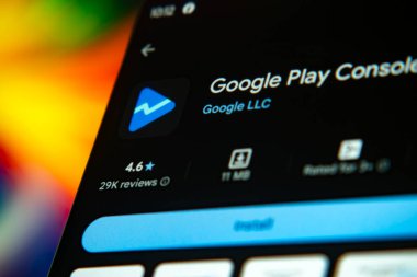 Dhaka, Bangladeş 26 Aralık 2025: Google Play Games uygulama logosu arka plan olarak dizüstü bilgisayarı olan bir tablet üzerinde Google Play Store