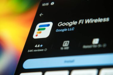 Dhaka, Bangladeş 26 Aralık 2025: Google Fi Kablosuz uygulamasını görüntüleyen ve yanında kulaklıklar bulunan bir telefon
