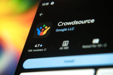 Dhaka, Bangladeş 26 Aralık 2025: Telefon ekranında Google Crowdsource logosu.