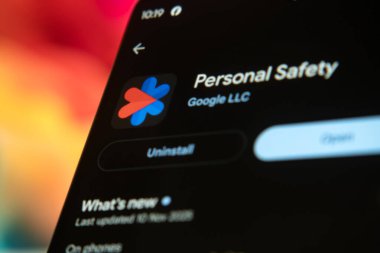 Dhaka, Bangladeş 07 Aralık 2025: Smartphone 'da kişisel güvenlik logosu.