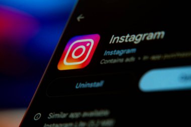 Dhaka, Bangladeş 26 Aralık 2025: Bir adam Instagram profilini ekranda tutuyor. Instagram, Meta Platformlarına ait bir sosyal ağ ve medya paylaşım hizmetidir. sosyal medya.