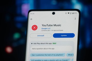 Dhaka, Bangladeş 26 Aralık 2025: Akıllı telefondaki YouTube uygulama simgesi