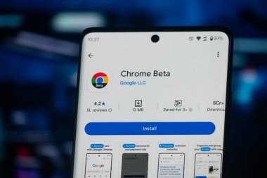 Dhaka, Bangladeş 26 Aralık 2025: Google Playstore 'dan Google Chrome Beta uygulaması bir akıllı telefon ekranında gösteriliyor.