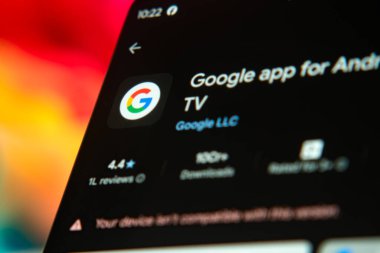 Dhaka, Bangladeş 26 Aralık 2025: Uygulama mağazasında Google Go uygulamasının siyah kulaklıklı olduğu bir akıllı telefon. Google Lens uygulaması siyah kulaklıkların yanında açık.