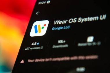 Dhaka, Bangladeş 07 Aralık 2025: Kulaklıkların yanında Google uygulama yükleme ekranı tarafından gösterilen akıllı telefon