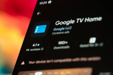 Dhaka, Bangladeş 26 Aralık 2025: Google TV Ev uygulamasını uyumlu cihaz uyarısı ile gösteren akıllı telefon