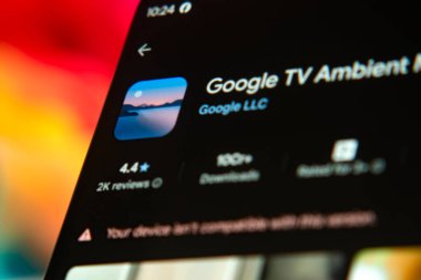 Dhaka, Bangladeş 26 Aralık 2025: Google TV Ev uygulamasını uyumlu cihaz uyarısı ile gösteren akıllı telefon