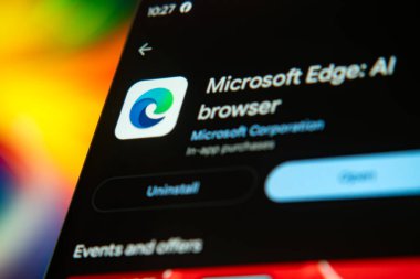 Dhaka, Bangladeş 26 Aralık 2025: Mikrosoft kenarının logosu akıllı telefon ekranında gösteriliyor.