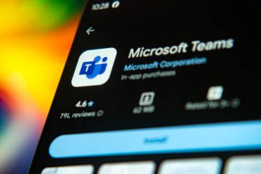 Dhaka, Bangladeş 26 Aralık 2025: Microsoft Ekiplerinin logosu cep telefonu ekranında gösteriliyor