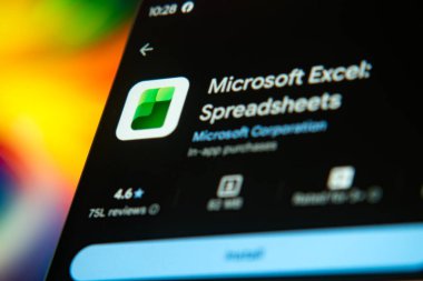 Dhaka, Bangladeş 26 Aralık 2025: Yüzeyde Excel logosu gösteren akıllı telefon.