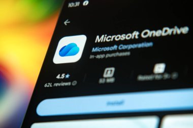 Dhaka, Bangladeş 26 Aralık 2025: Microsoft OneDrive logolu akıllı telefon. Microsoft tarafından işletilen dosya sunucu servisi ve eşzamanlama servisi.