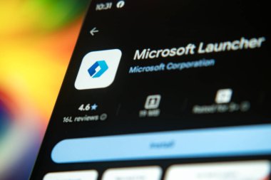 Dhaka, Bangladeş 26 Aralık 2025: Mavi arka planda Microsoft Launcher uygulaması ve kulaklıkları içeren akıllı telefon