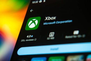 Arka planda Xbox Game Pass ekranı olan beyaz bir oyun alanının yakın plan görüntüsü.