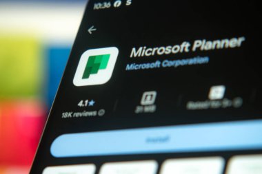 Dhaka, Bangladeş 26 Aralık 2025: Telefon ekranında Microsoft planlayıcı logosu.