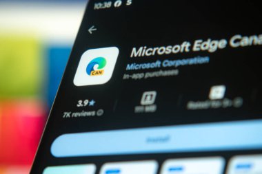 Dhaka, Bangladeş 26 Aralık 2025: Mikrosoft kenarının logosu akıllı telefon ekranında gösteriliyor.