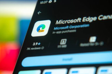 Dhaka, Bangladeş 26 Aralık 2025: Mikrosoft kenarının logosu akıllı telefon ekranında gösteriliyor.