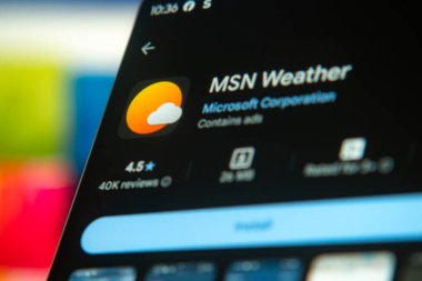 Dhaka, Bangladeş 07 Aralık 2025: Akıllı telefon ekranında renkli bir kelebek bulunan MSN logosu